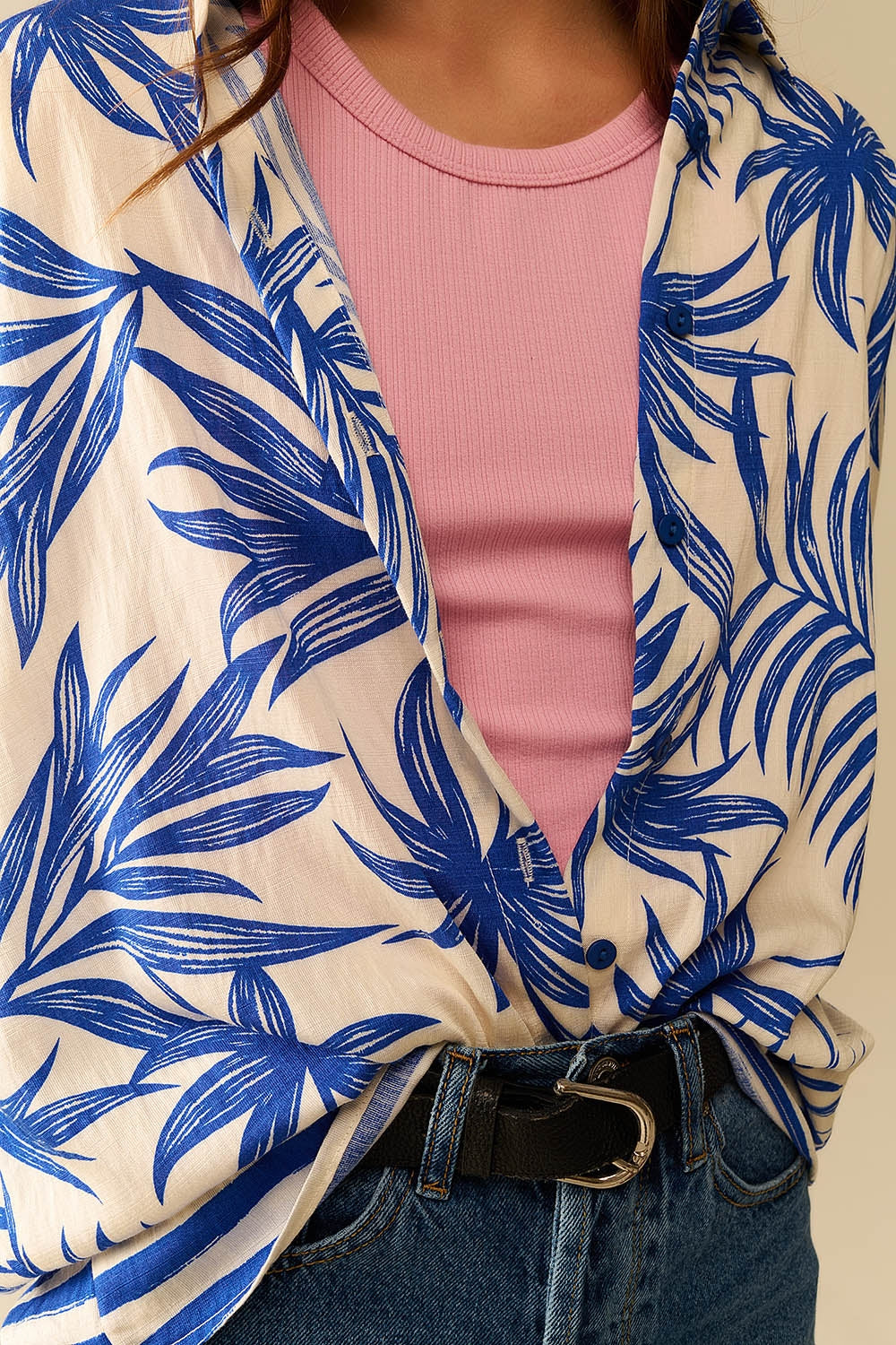 Motivo Tropical Blusa Relaxada em Azul e Branco
