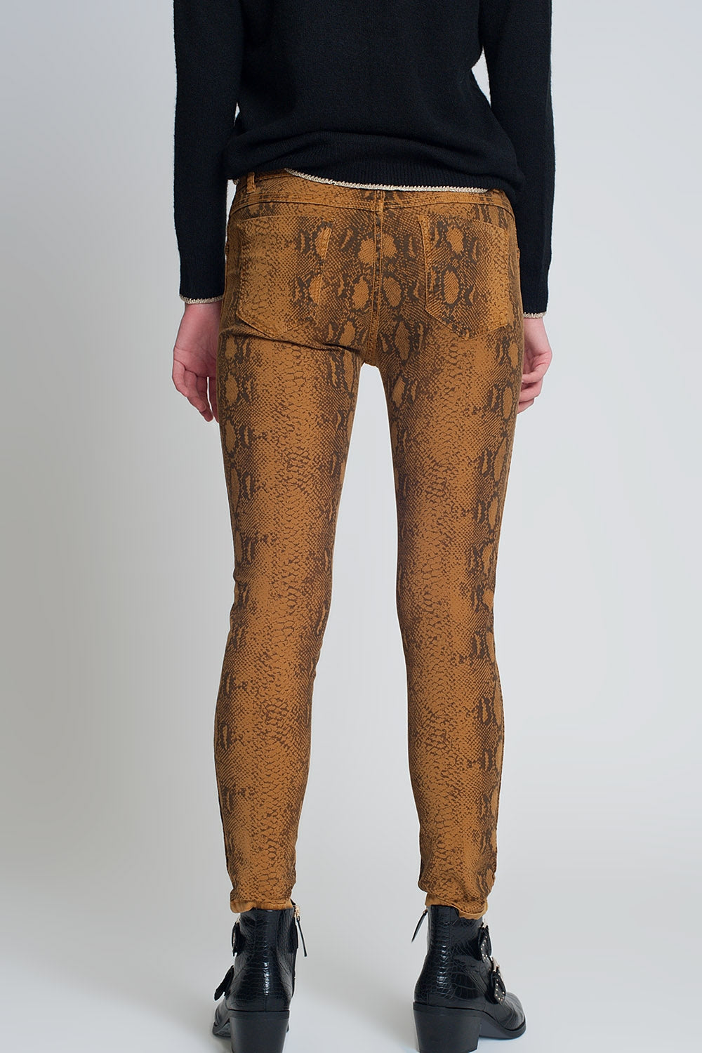 Calça super skinny reversível mostarda com estampa de cobra