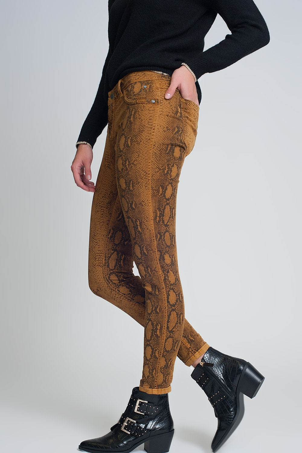 Calça super skinny reversível mostarda com estampa de cobra