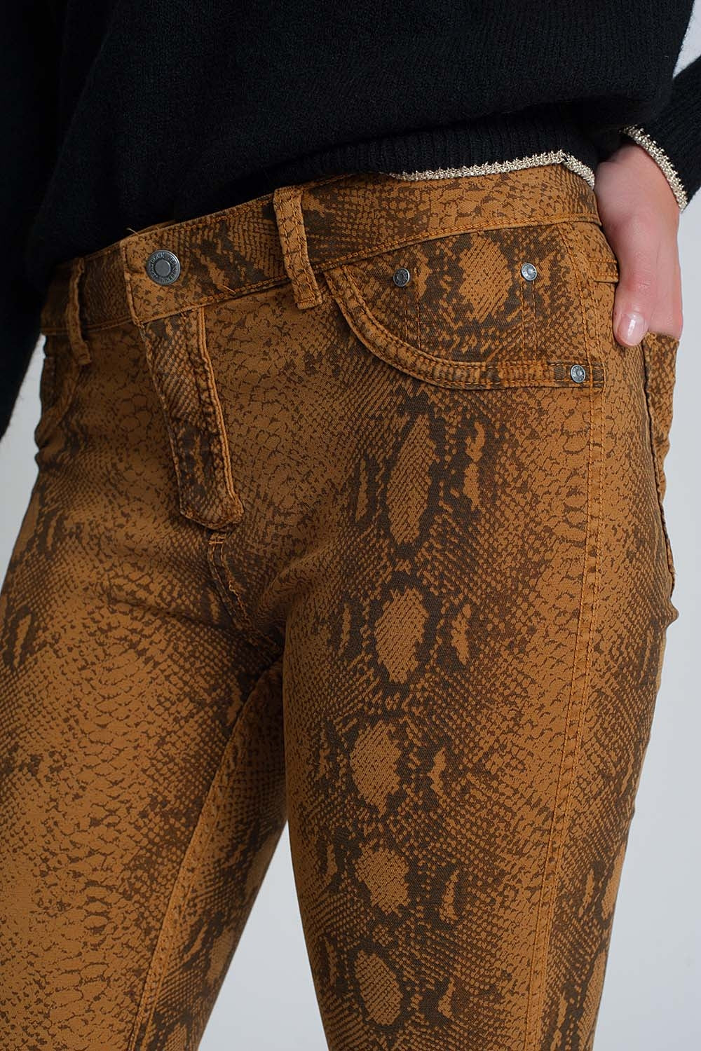 Calça super skinny reversível mostarda com estampa de cobra