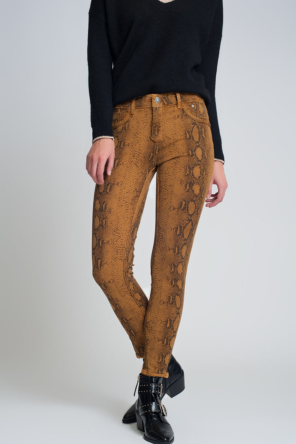 Calça super skinny reversível mostarda com estampa de cobra