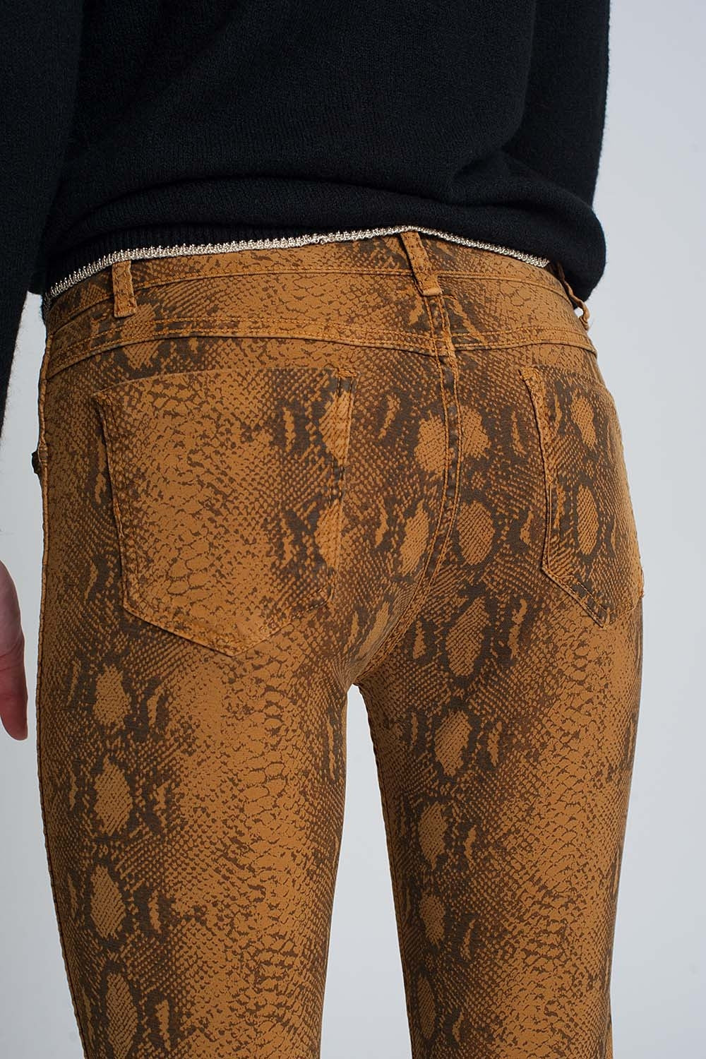 Calça super skinny reversível mostarda com estampa de cobra