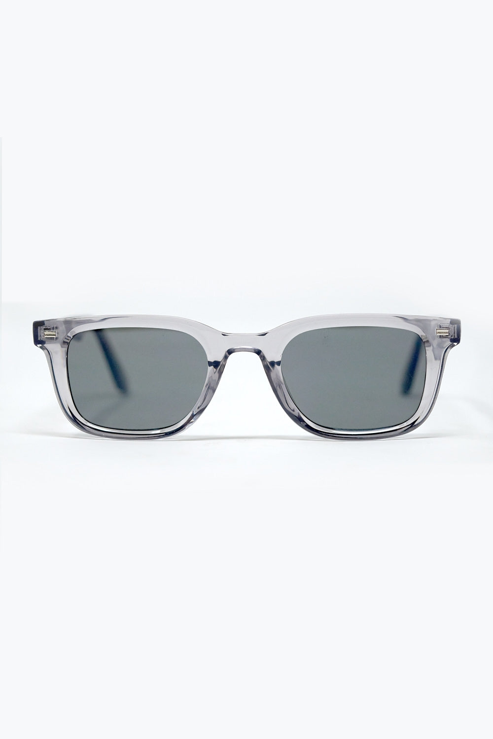 Q2 Óculos de sol quadrados cinzentos com lentes pretas gradientes e pormenor lateral em metal