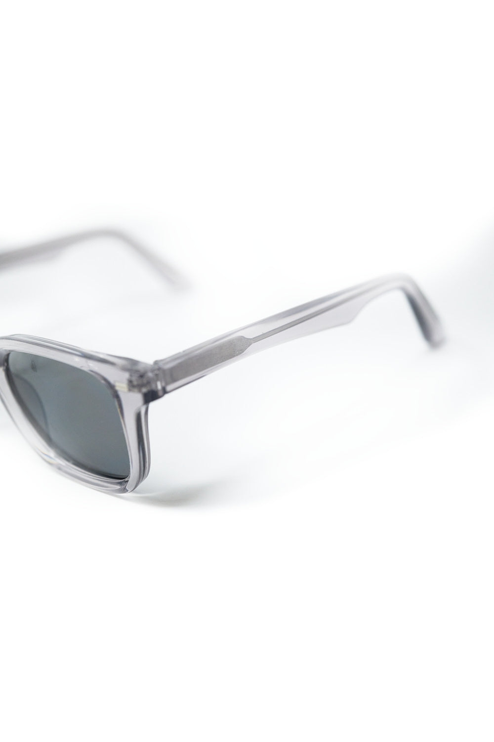 Óculos de sol quadrados cinzentos com lentes pretas gradientes e detalhes laterais em metal