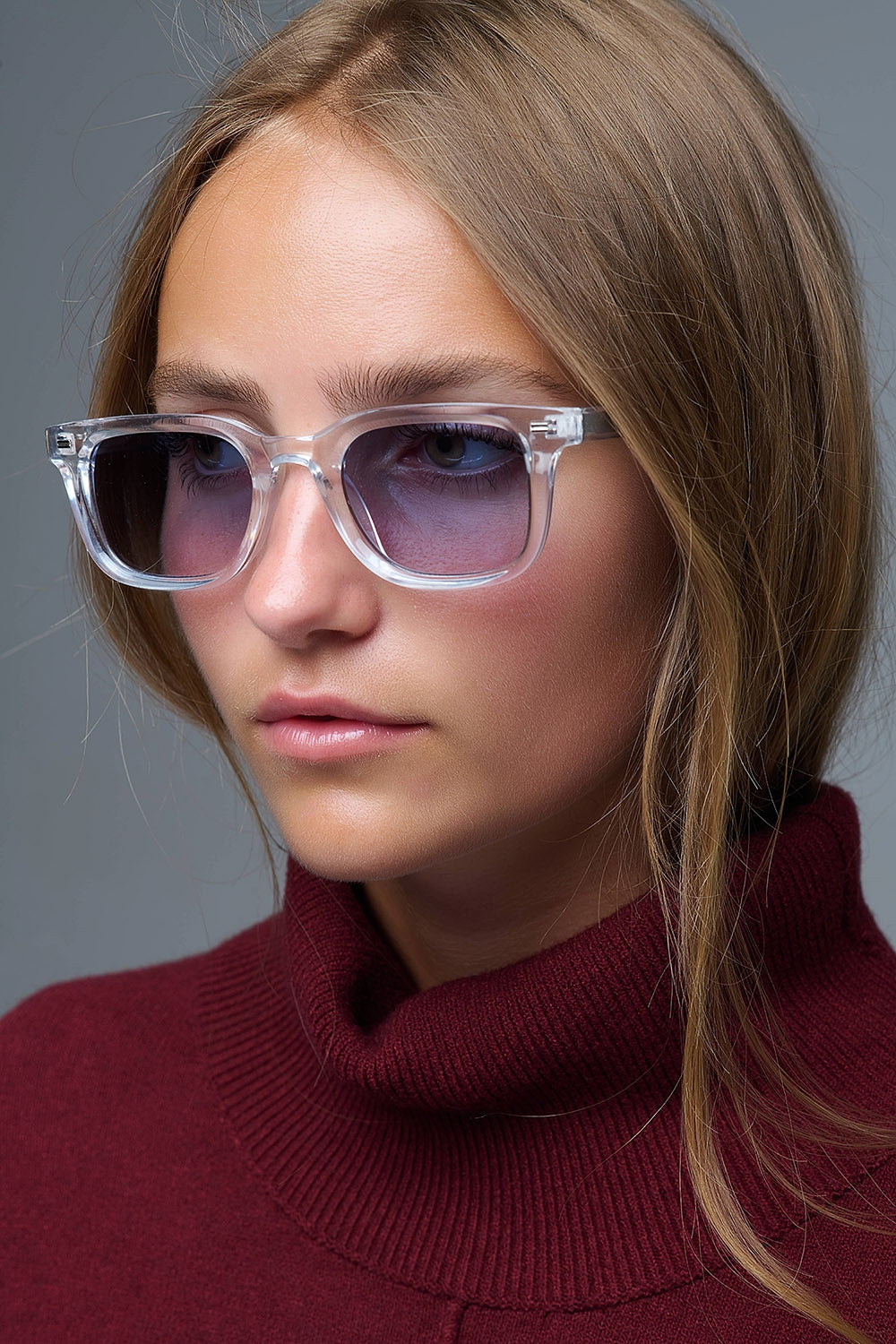 Óculos de sol quadrados transparentes com lentes gradientes azuis e detalhes laterais em metal