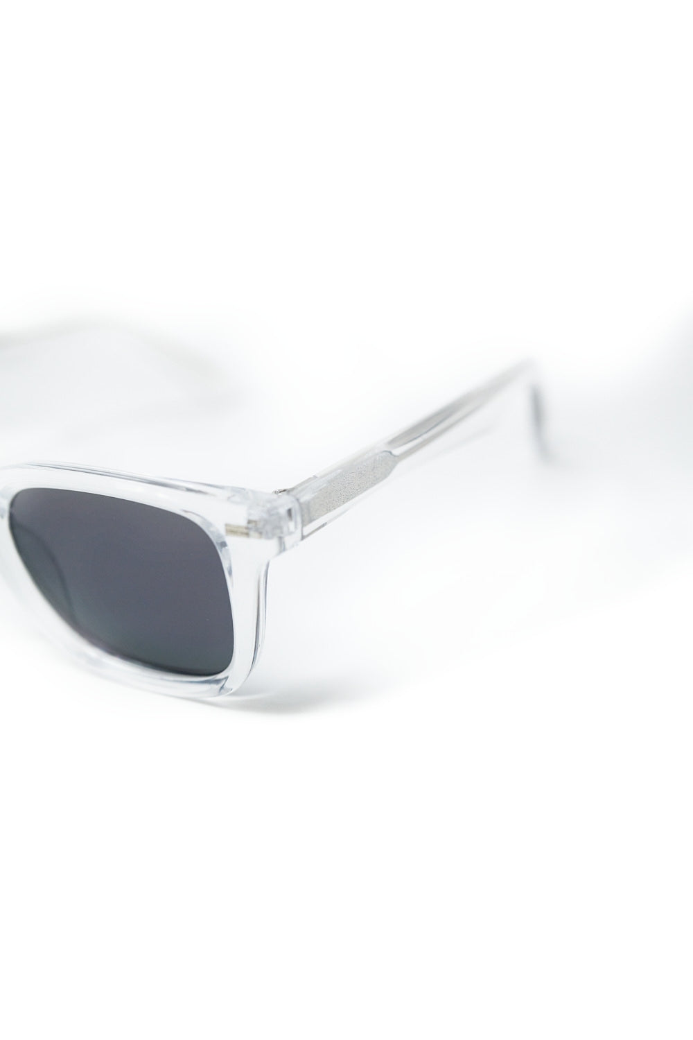 Óculos de sol quadrados transparentes com lentes pretas gradientes e detalhes laterais em metal