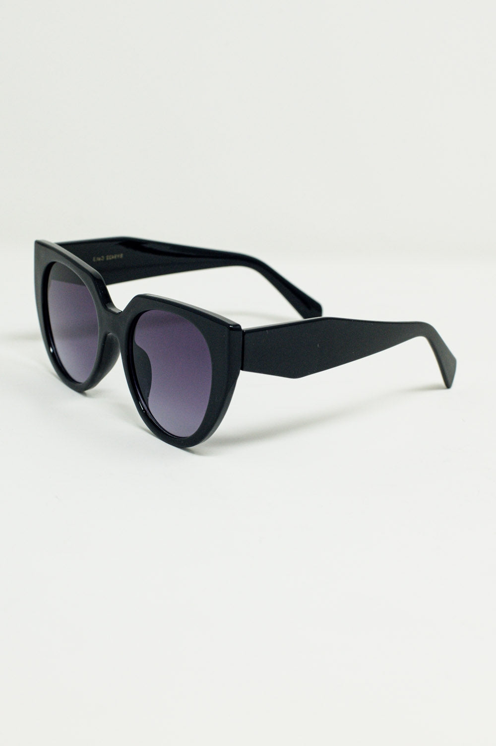 Óculos de sol estilo olho de gato oversized com aro largo em preto