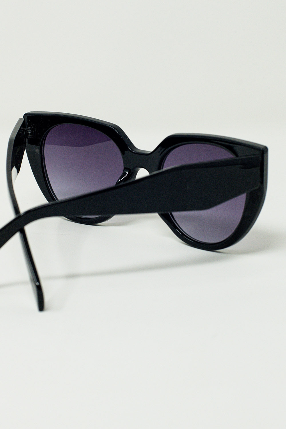 Óculos de sol estilo olho de gato oversized com aro largo em preto