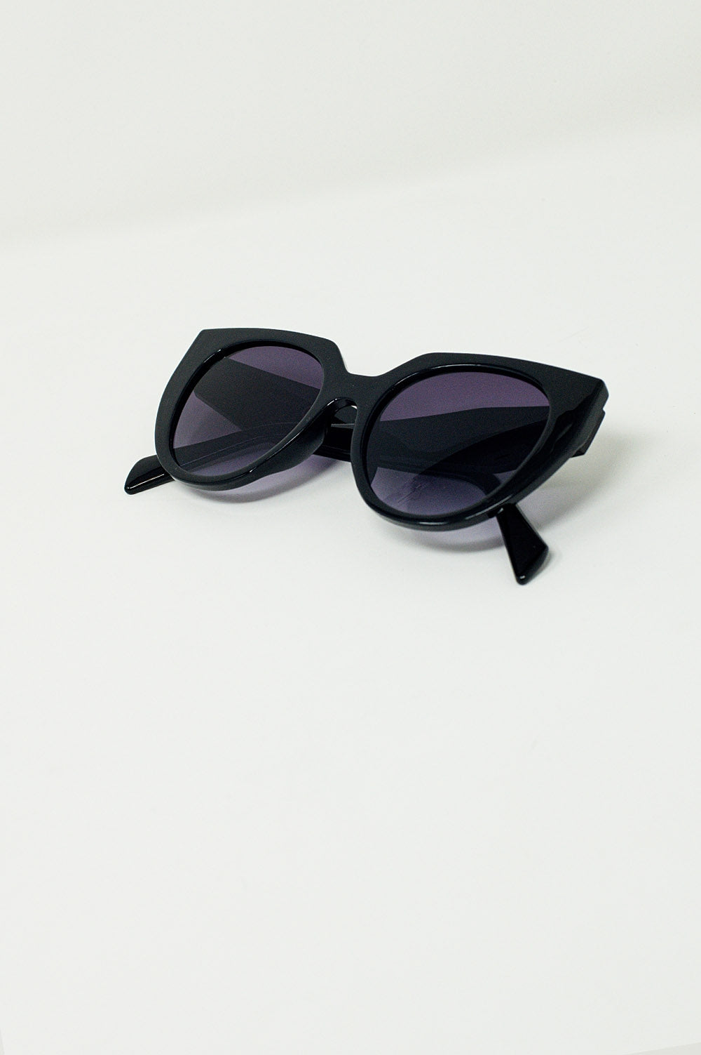 Óculos de sol estilo olho de gato oversized com aro largo em preto