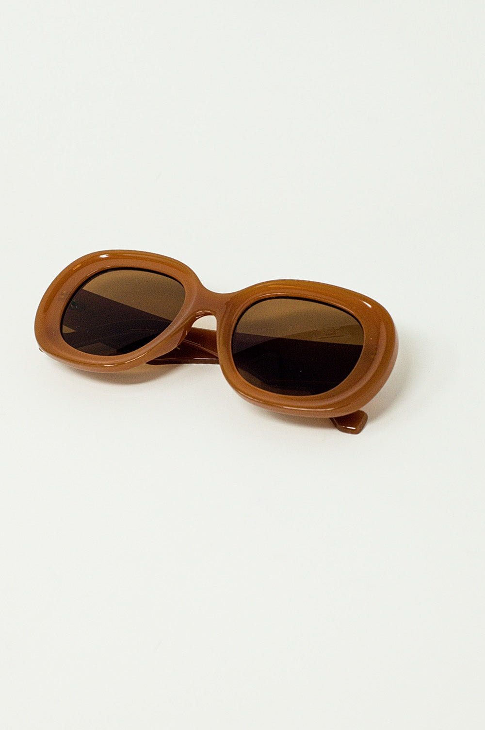 Óculos de sol circulares oversized em marrom
