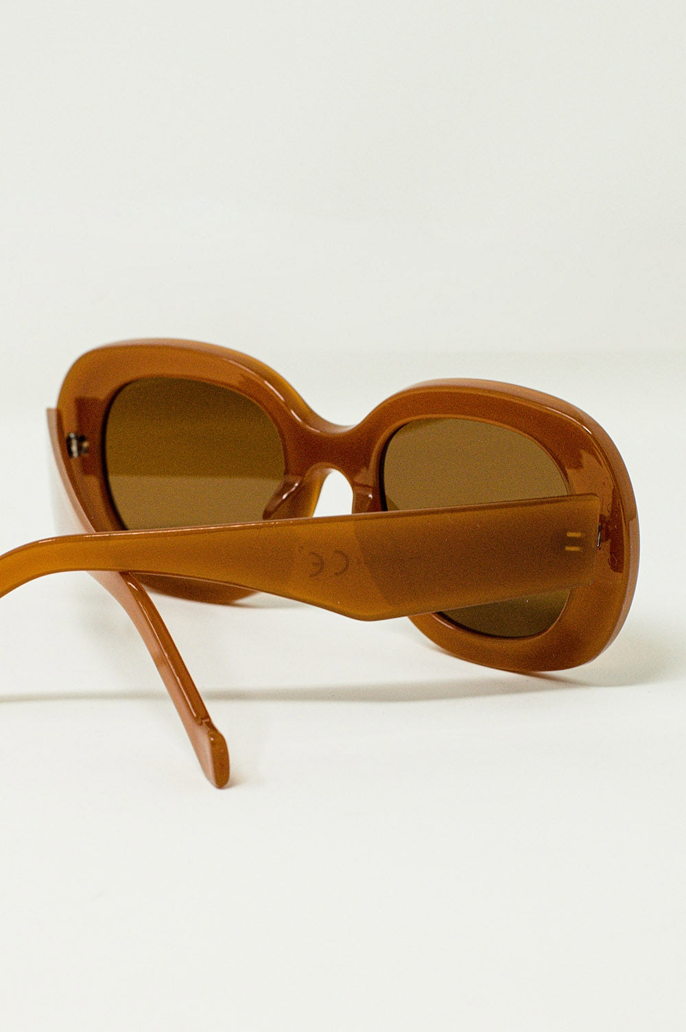 Óculos de sol circulares oversized em marrom