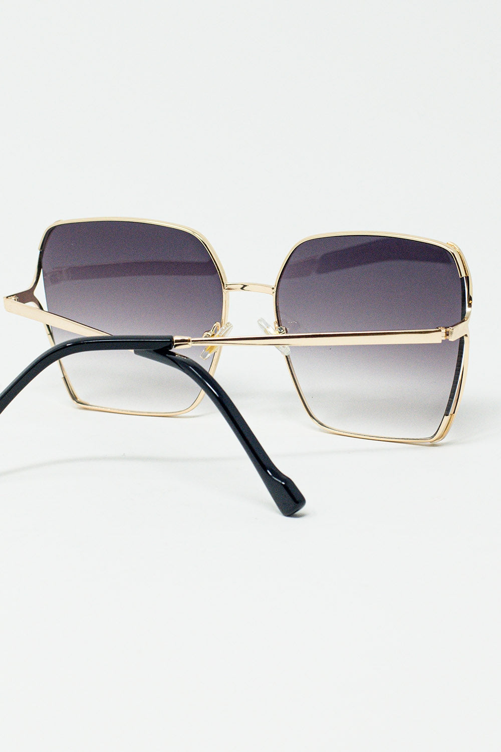 Óculos de sol quadrados grandes de metal com lentes pretas degradê