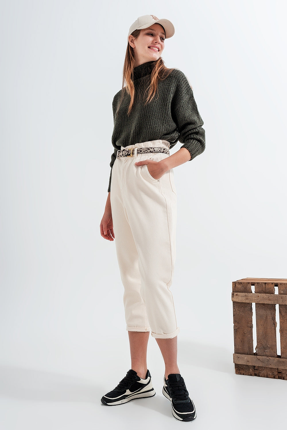 Calça jeans reta com cintura paperbag na cor creme