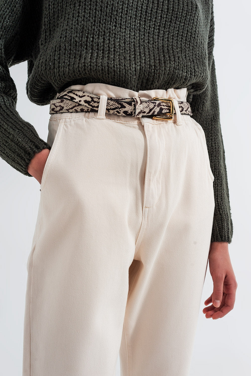 Calça jeans reta com cintura paperbag na cor creme