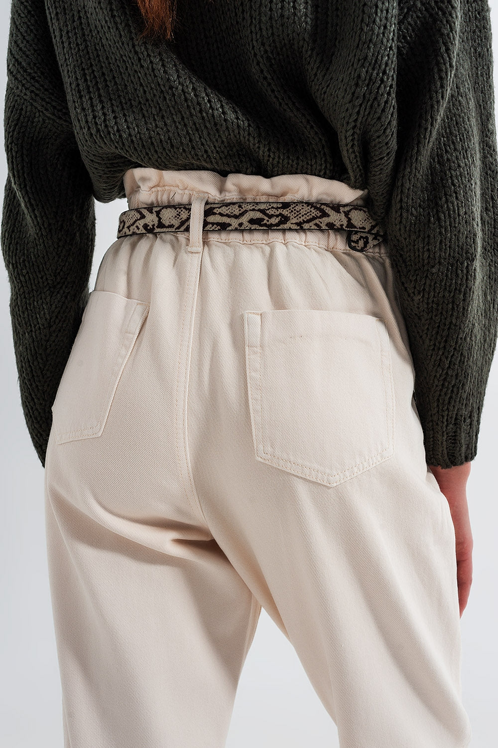 Calça jeans reta com cintura paperbag na cor creme