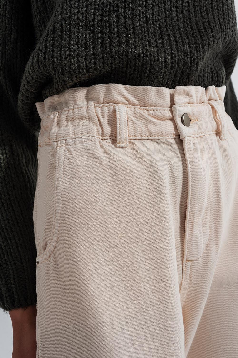 Calça jeans reta com cintura paperbag na cor creme