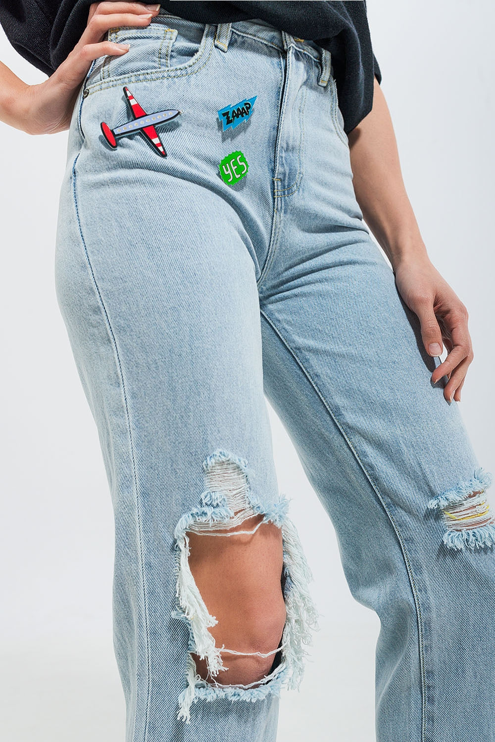 Jeans rasgado com patch em lavagem clara