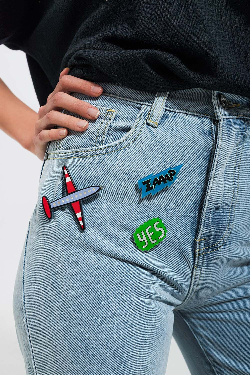 Jeans rasgado com patch em lavagem clara