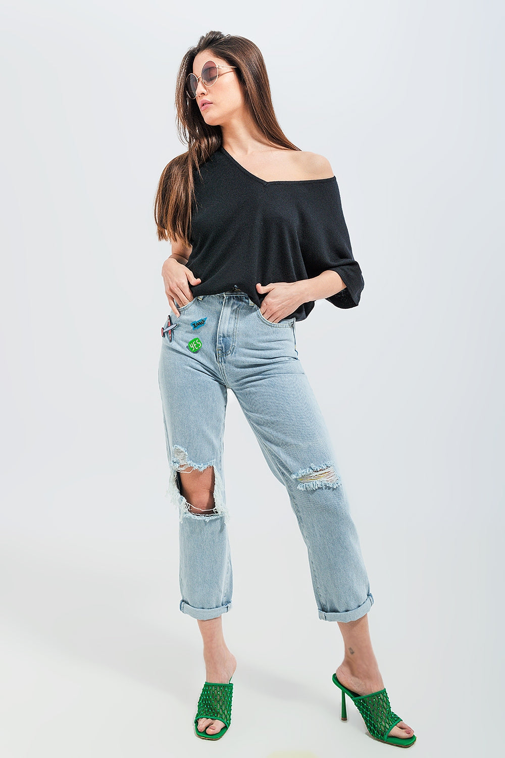 Jeans rasgado com patch em lavagem clara