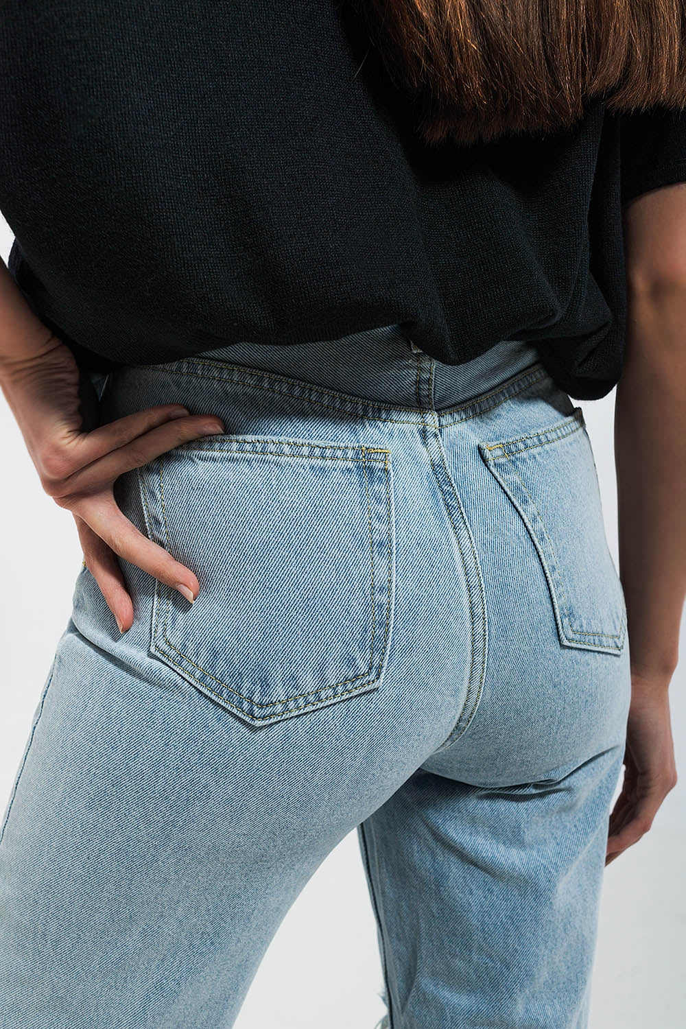 Jeans rasgado com patch em lavagem clara