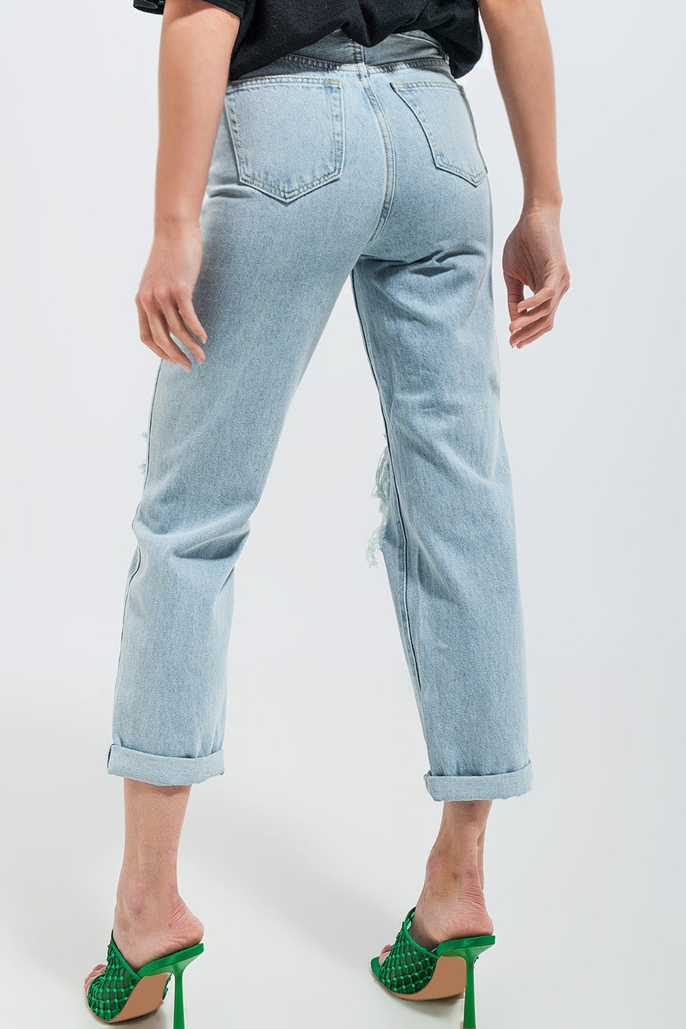 Jeans rasgado com patch em lavagem clara