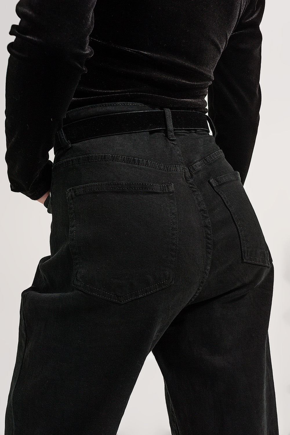 Jeans com detalhe de bolso em preto