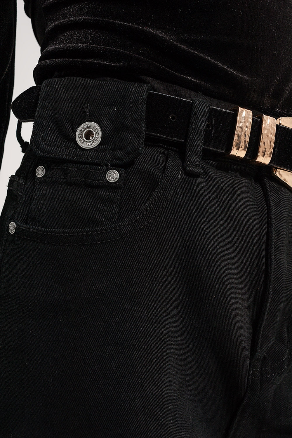 Jeans com detalhe de bolso em preto