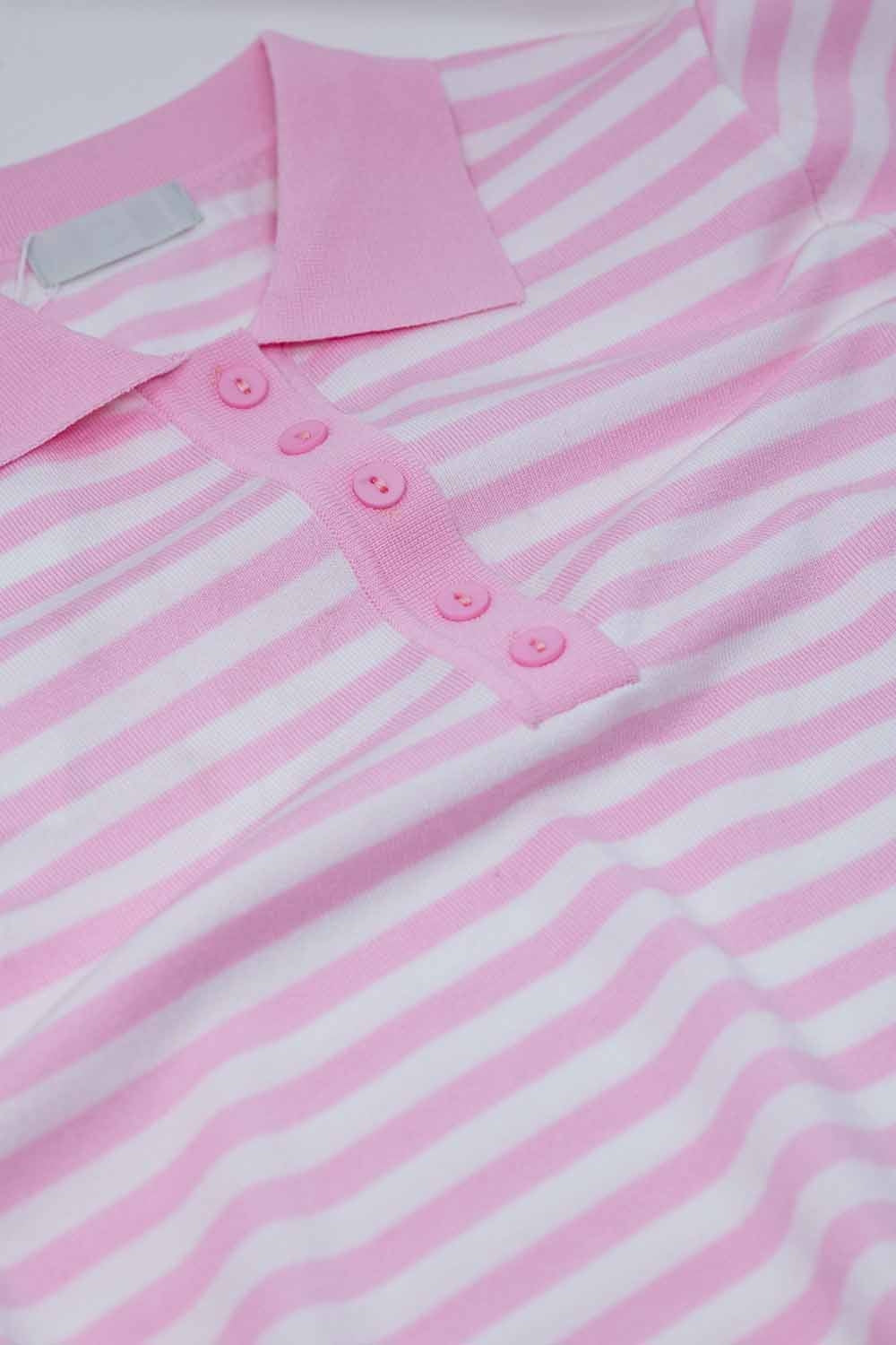 Pólo branco de manga curta com riscos cor-de-rosa claro e detalhes de botões frontais