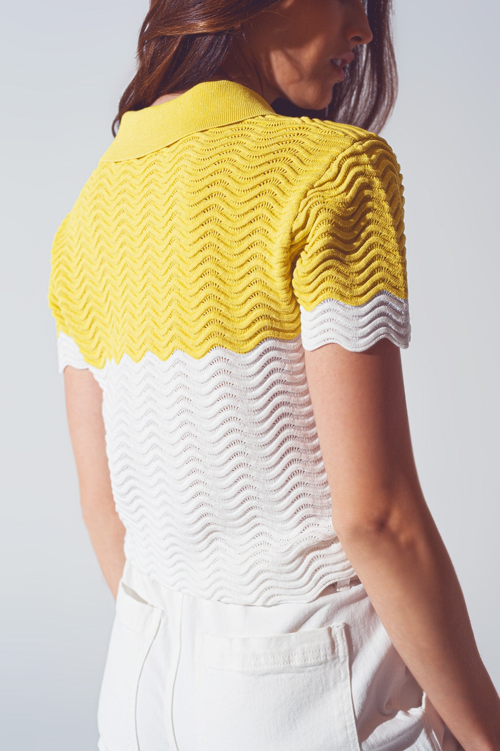 Polo curto tricotado em blocos de cores branco e amarelo