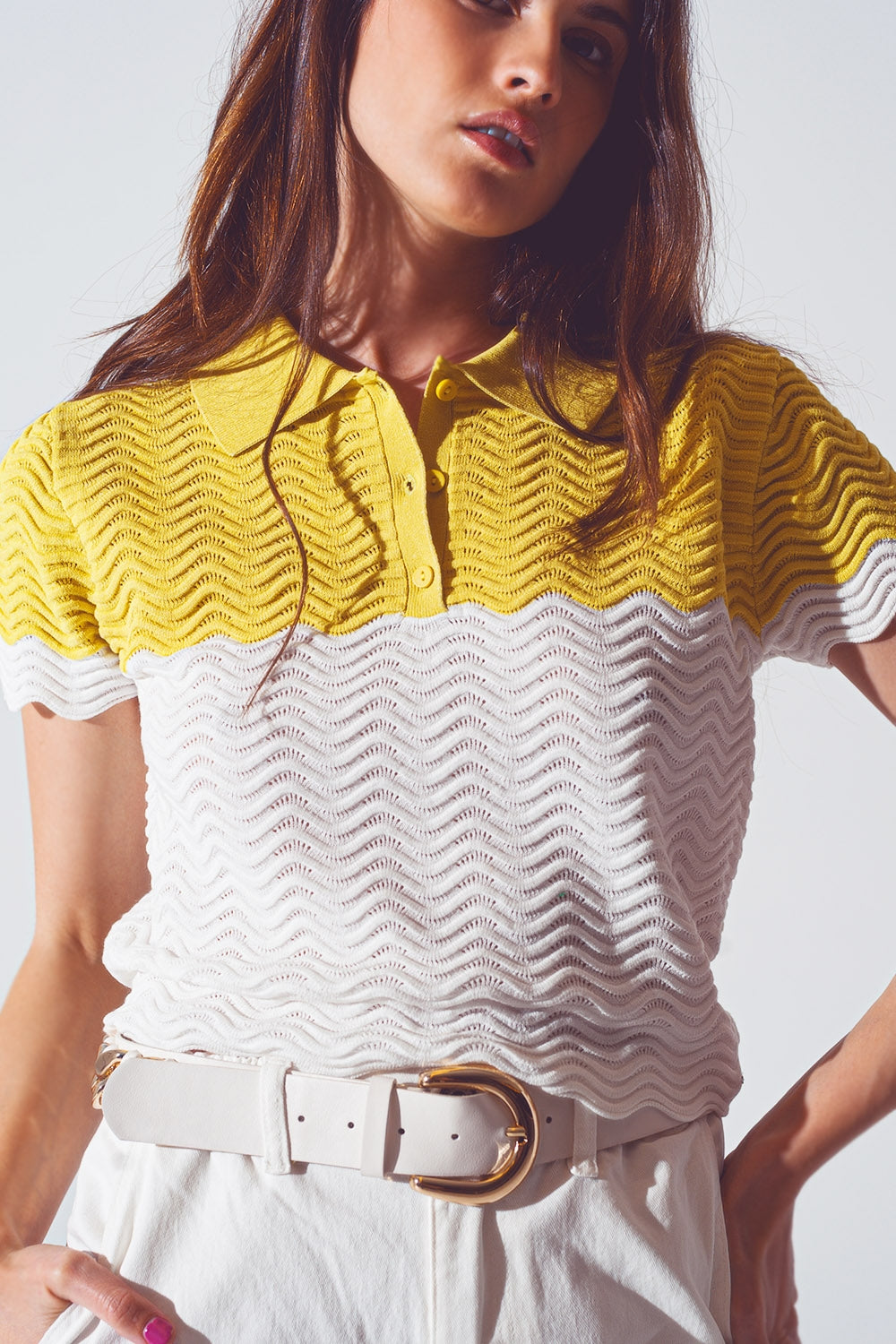 Polo curto tricotado em blocos de cores branco e amarelo