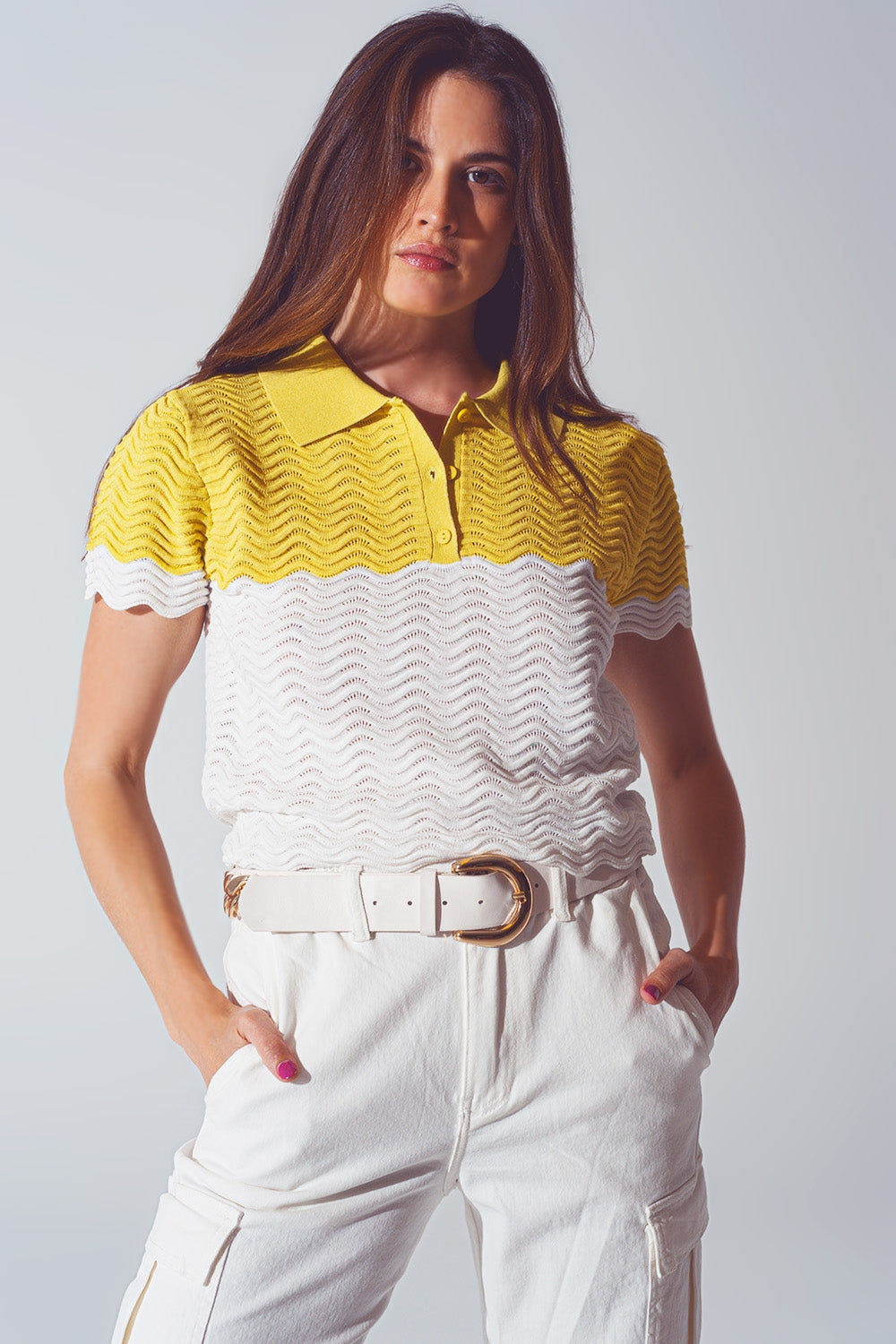 Polo curto tricotado em blocos de cores branco e amarelo