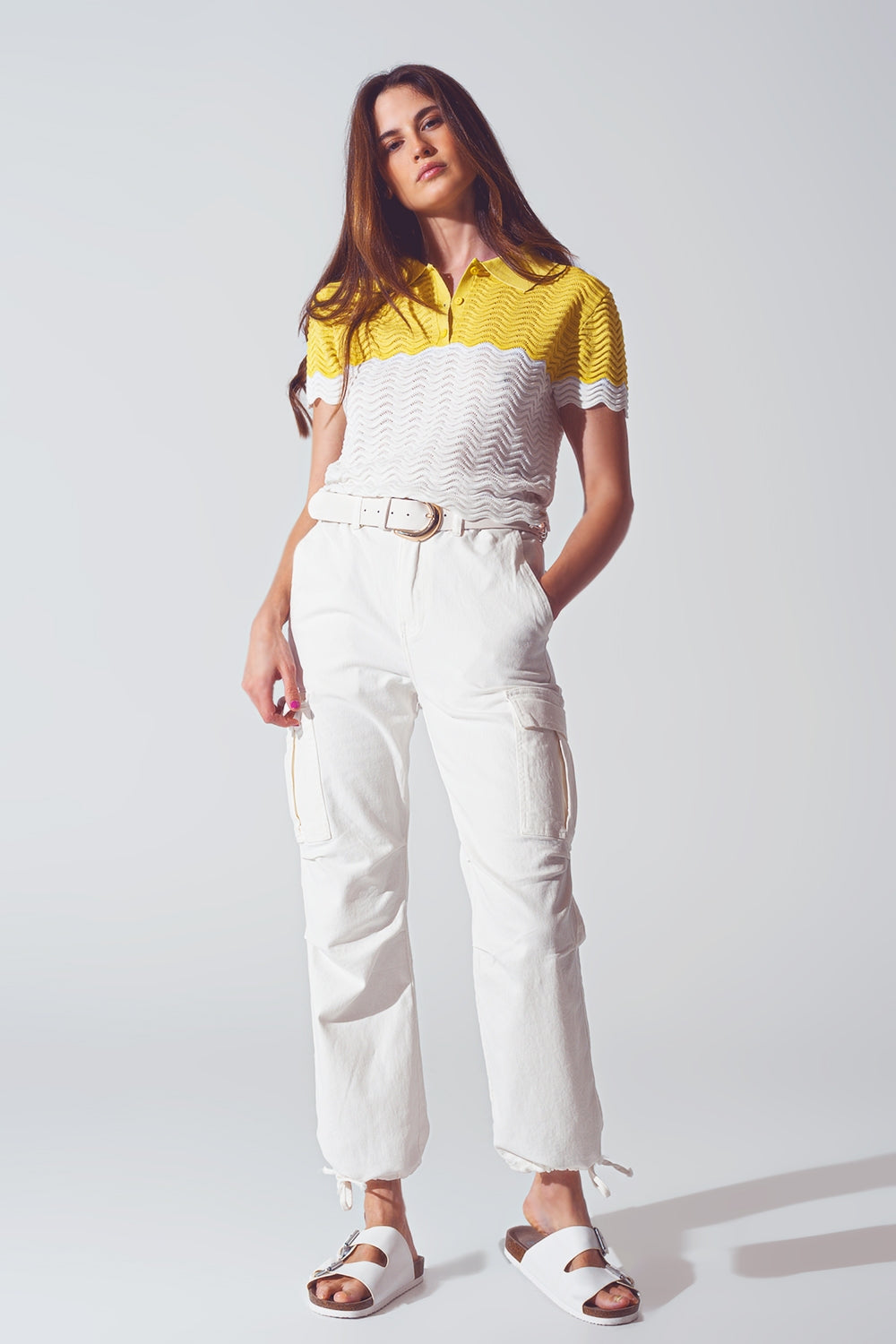 Polo curto tricotado em blocos de cores branco e amarelo