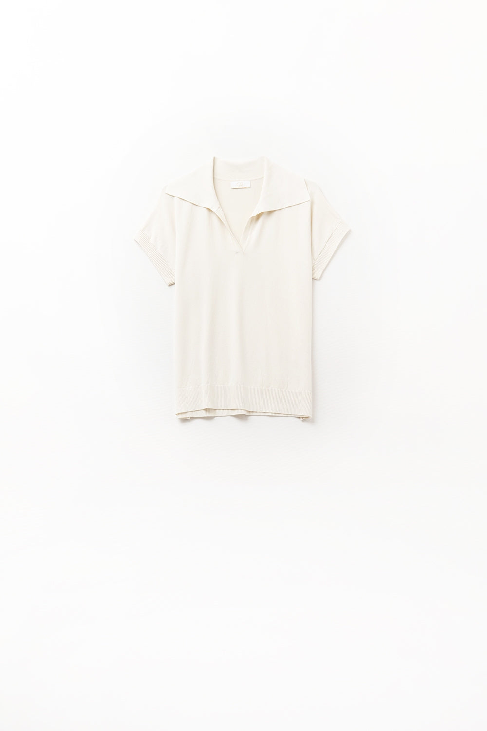 Polo de tricô fino em bege com mangas curtas