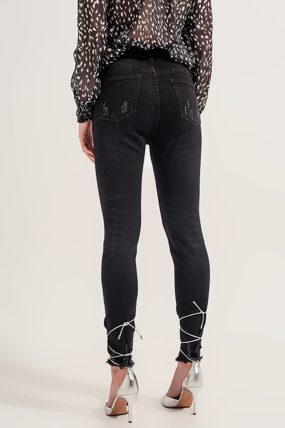 Calça jeans skinny com bainha crua em preto lavado
