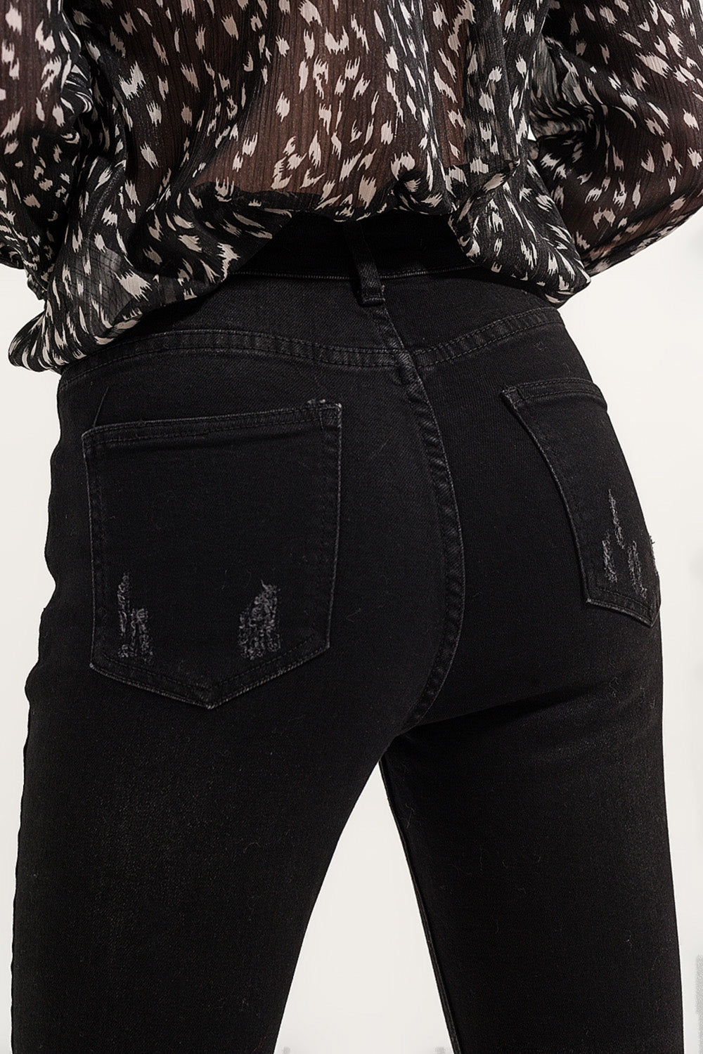 Calça jeans skinny com bainha crua em preto lavado
