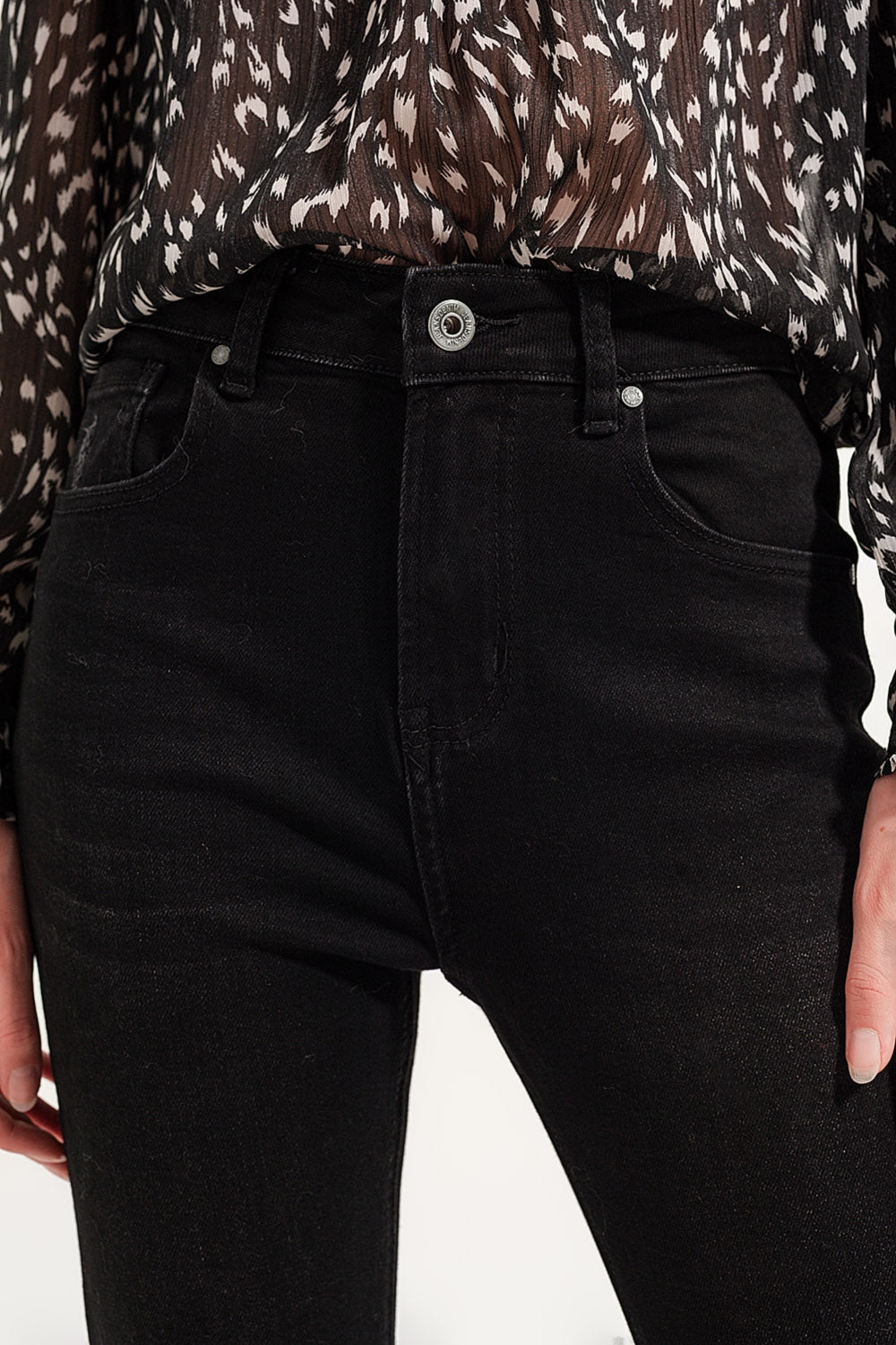 Calça jeans skinny com bainha crua em preto lavado