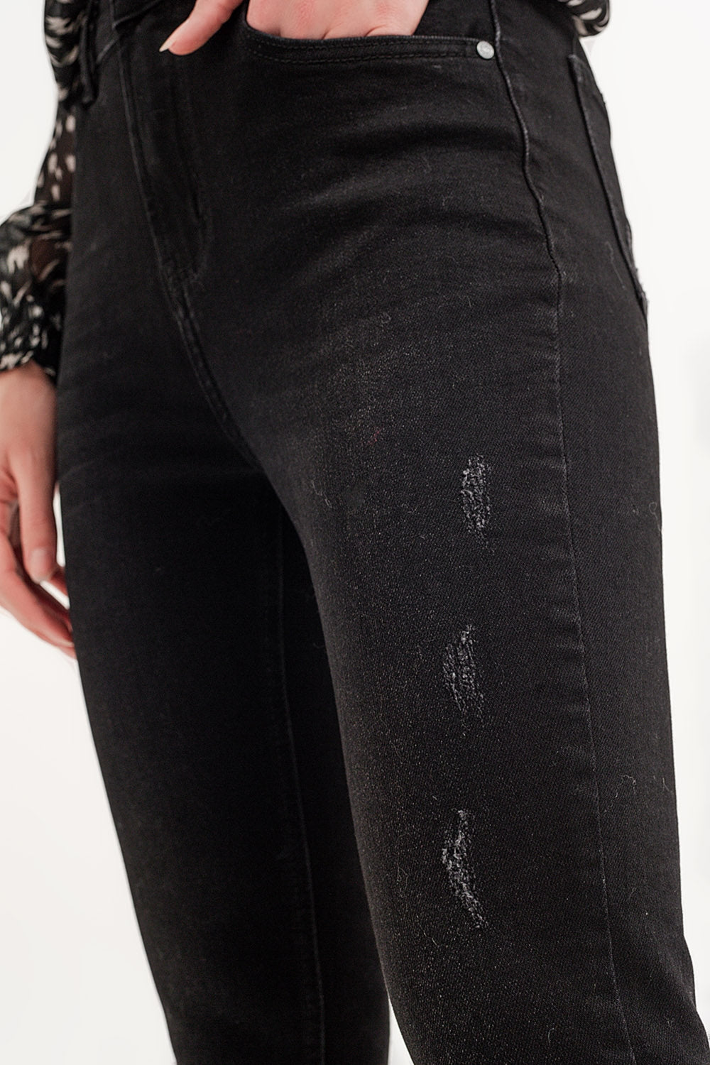 Calça jeans skinny com bainha crua em preto lavado