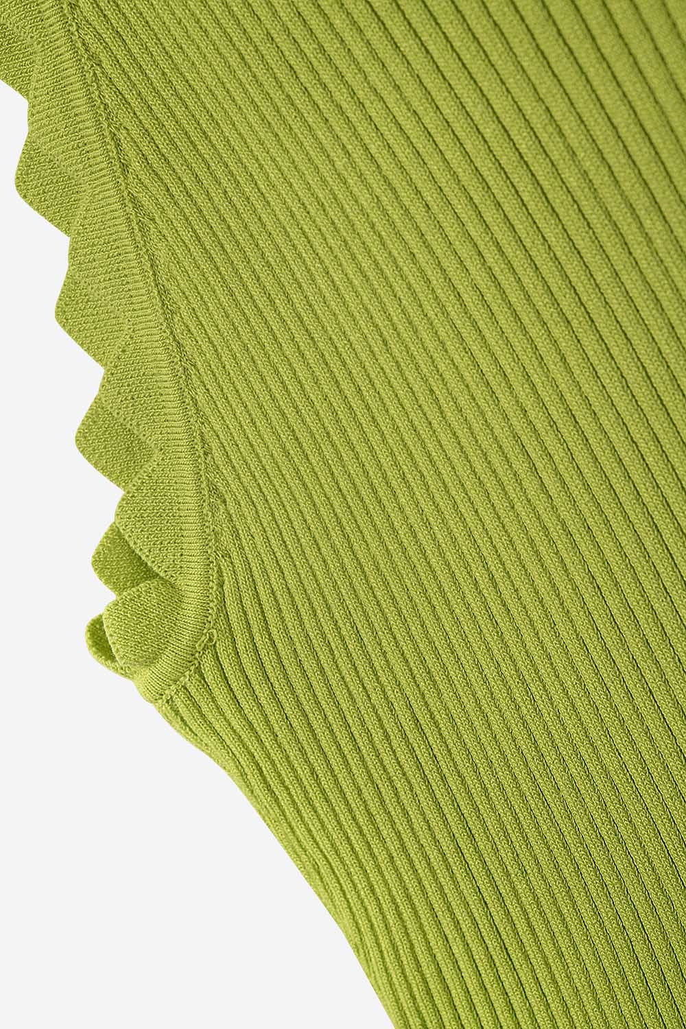 Regata verde musgo claro com detalhe canelado nas axilas