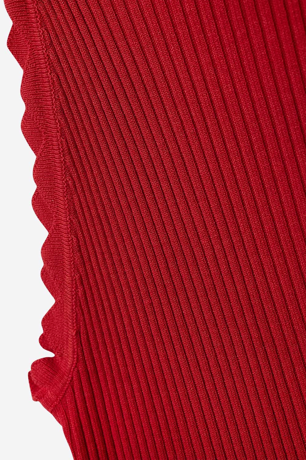 Regata vermelha com detalhe canelado nas axilas