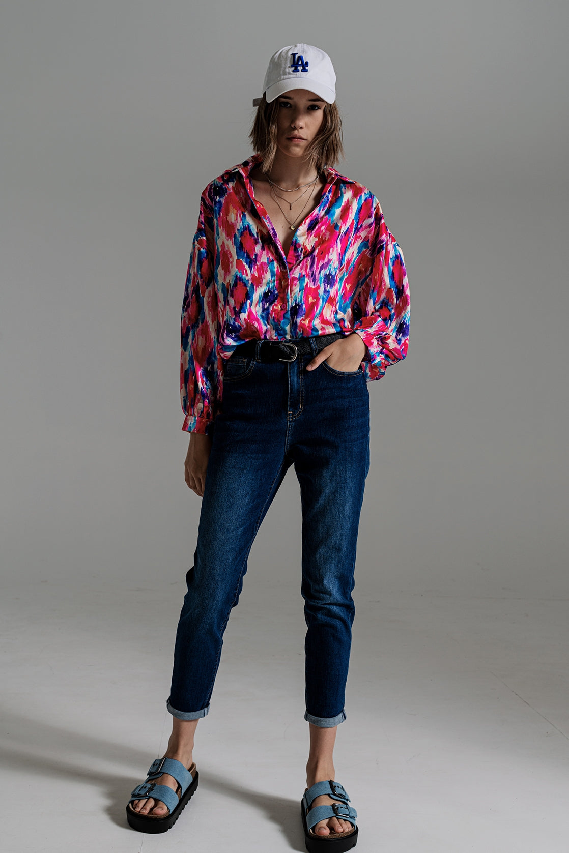 Jeans básico regular perna em lavagem média