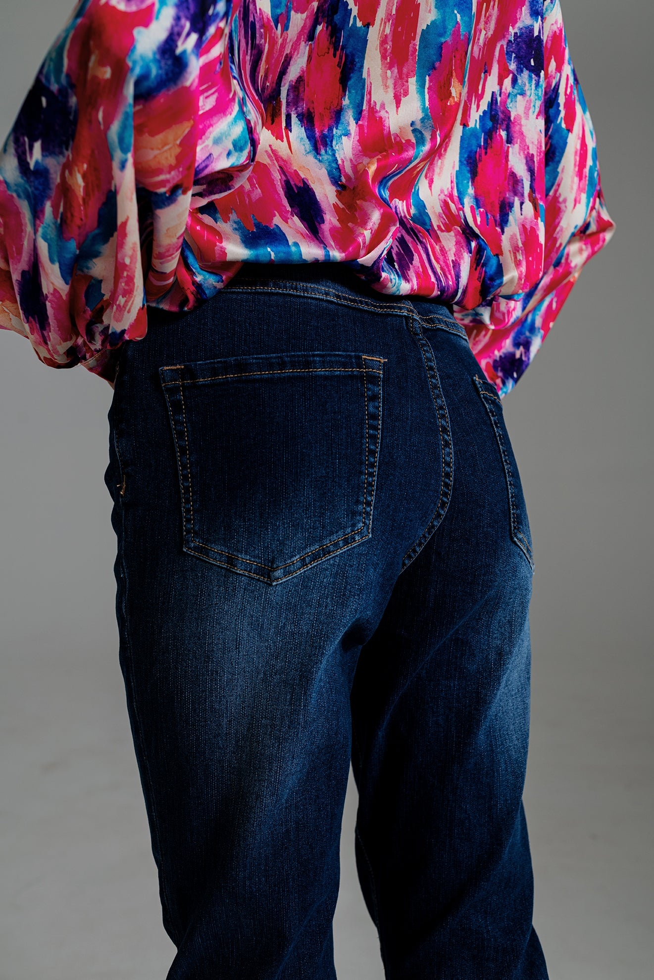 Jeans básico regular perna em lavagem média