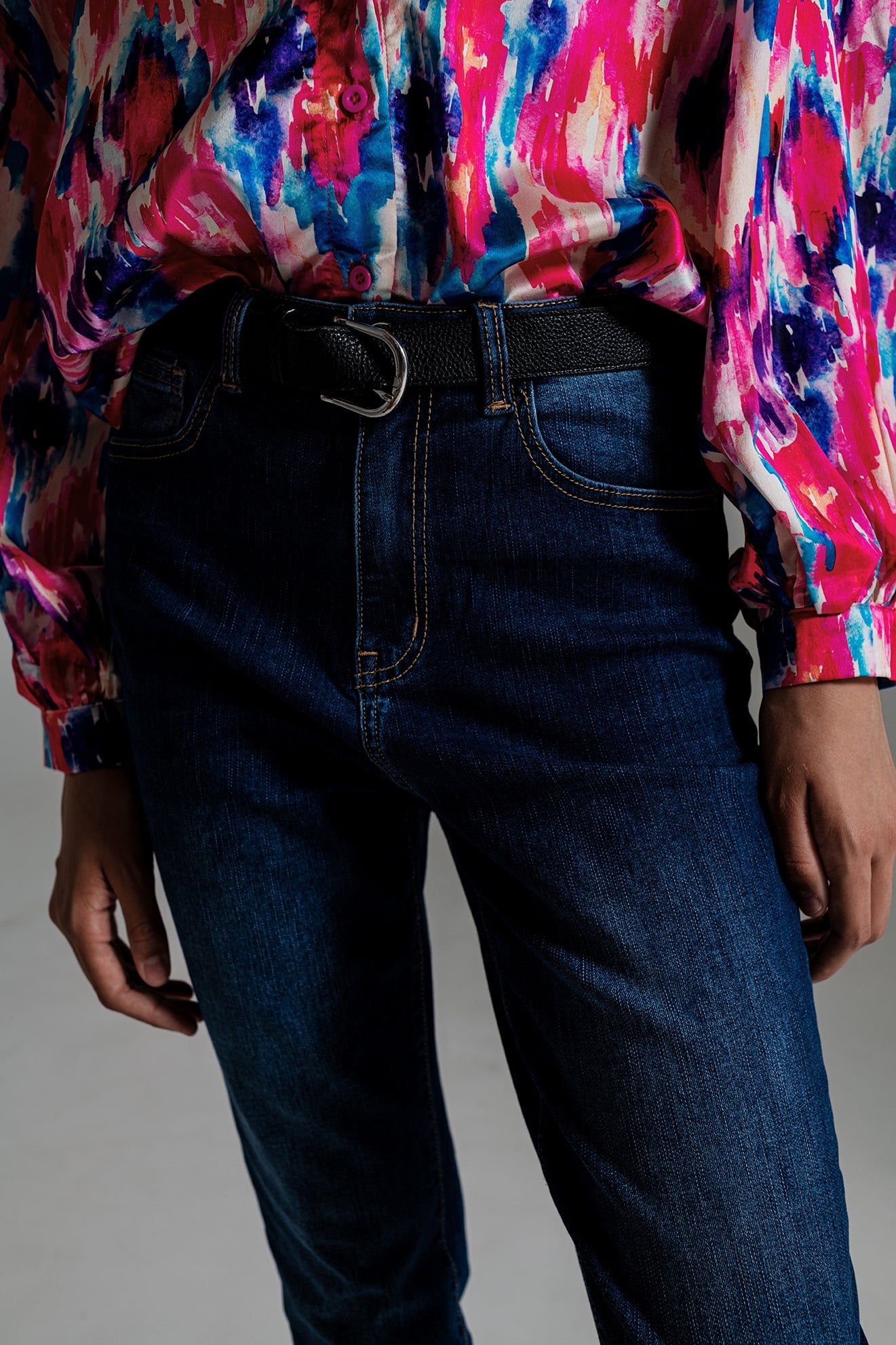 Jeans básico regular perna em lavagem média