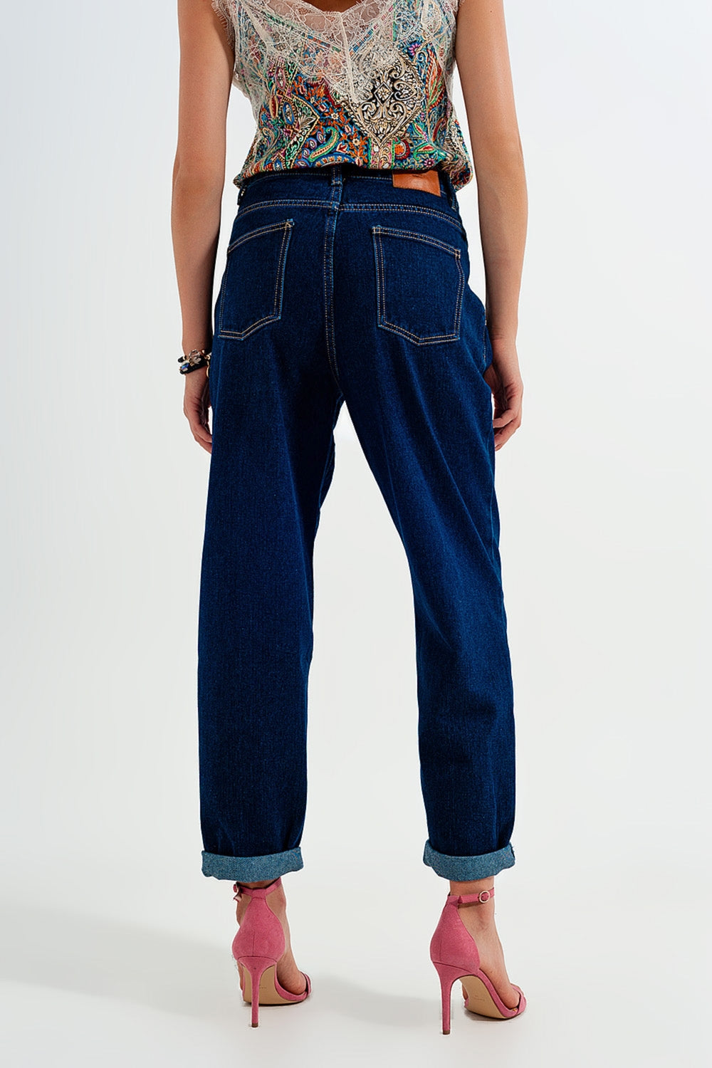 Jeans com pregas frontais e corte relaxado em azul escuro