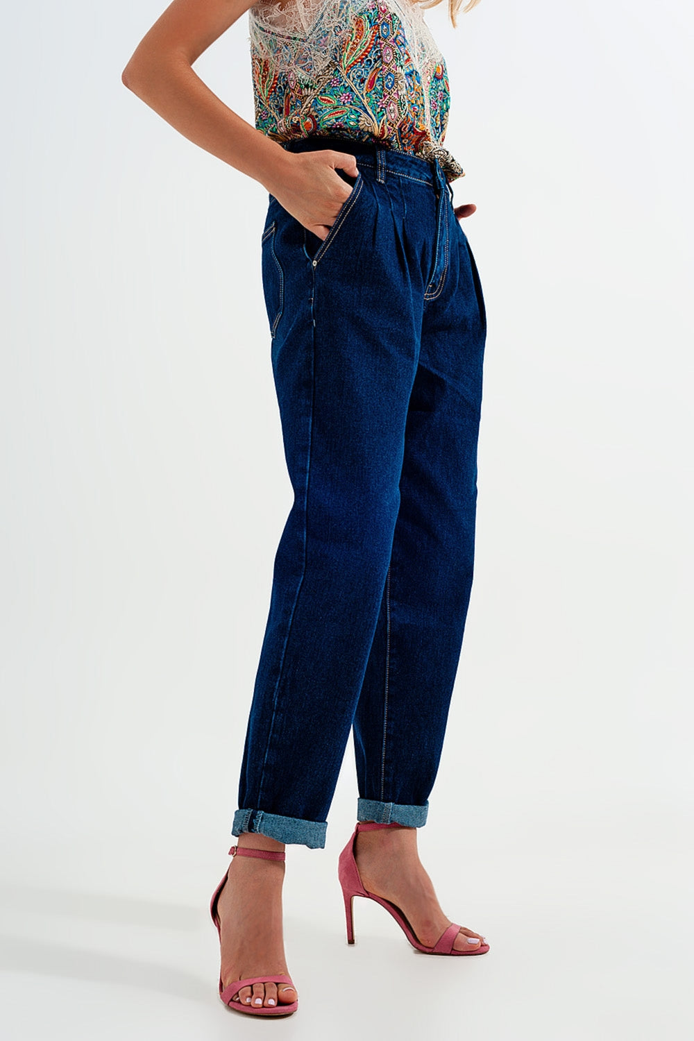 Jeans com pregas frontais e corte relaxado em azul escuro