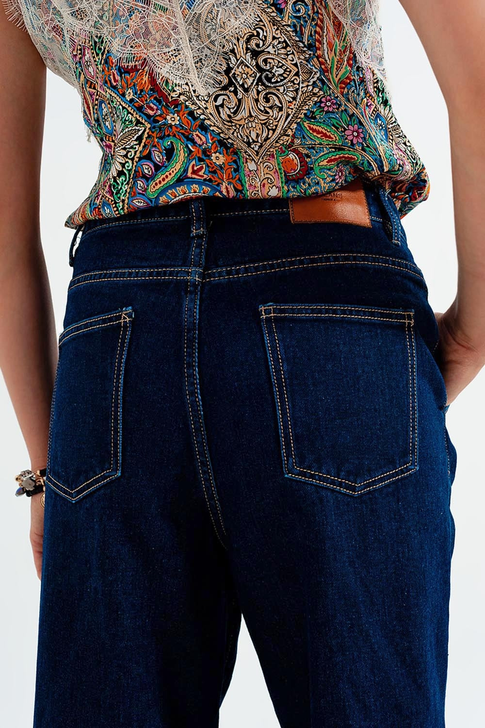 Jeans com pregas frontais e corte relaxado em azul escuro