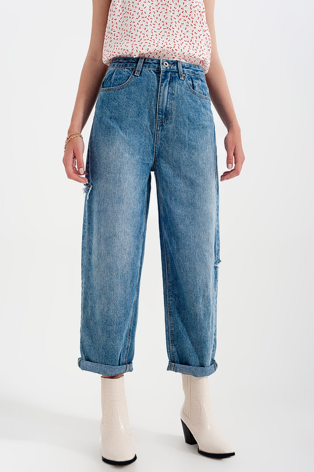 Jeans com rasgos laterais e corte relaxado em azul médio