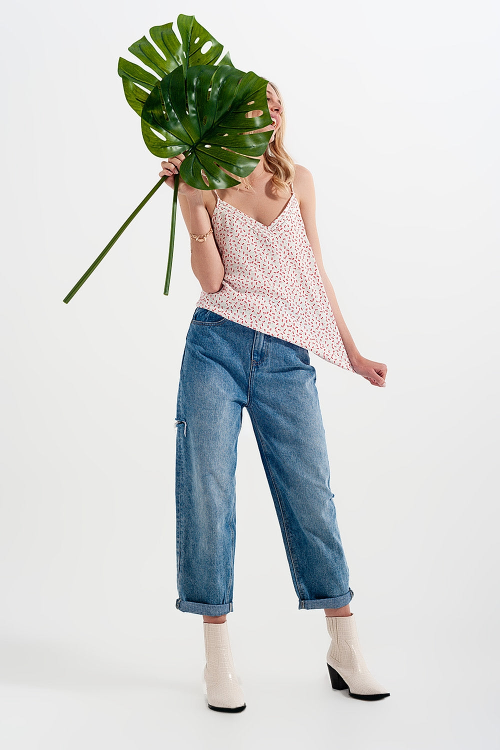 Jeans com rasgos laterais e corte relaxado em azul médio