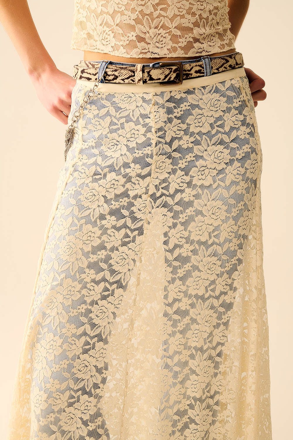 Saia longa de renda bege com design floral