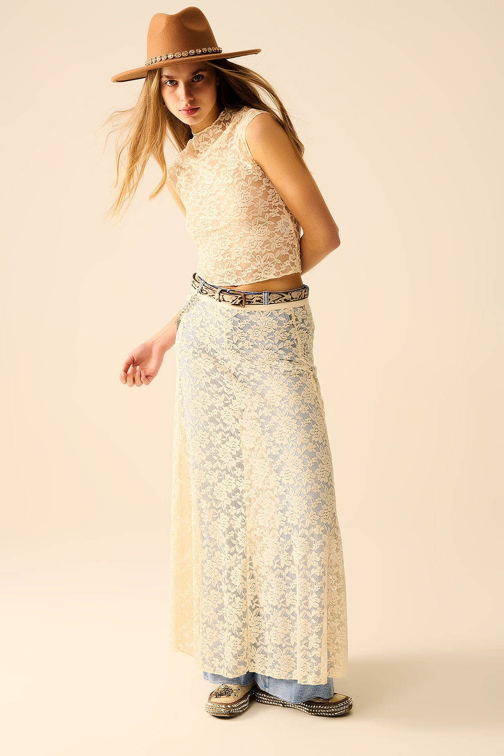 Saia longa de renda bege com design floral