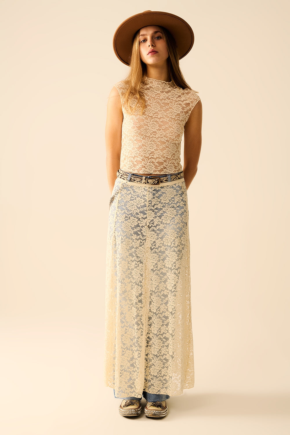 Saia longa de renda bege com design floral